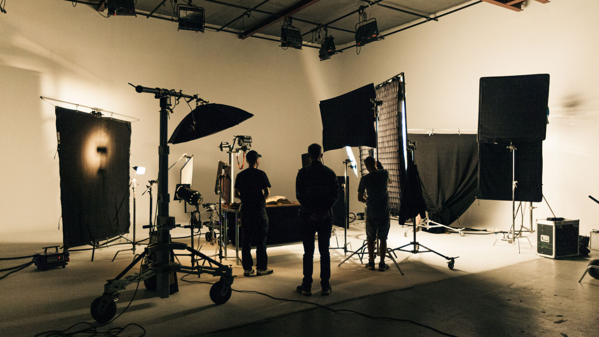 Ekipa filmowa realizuje spot reklamowy dla firmy Herbapol na cykloramie w Warszawie