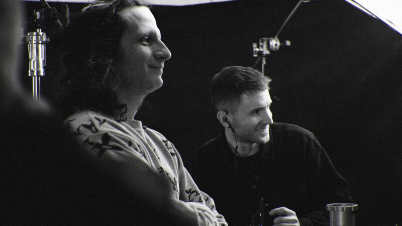 Zespół produkcyjny na planie reklamy produktowej podczas realizacji na planie zdjęciowym