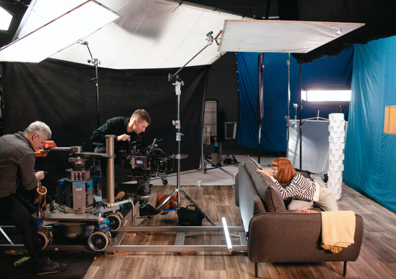 Plan zdjęciowy dużej reklamy w studio z kamerą Sony Venice na jeździe kamerowej